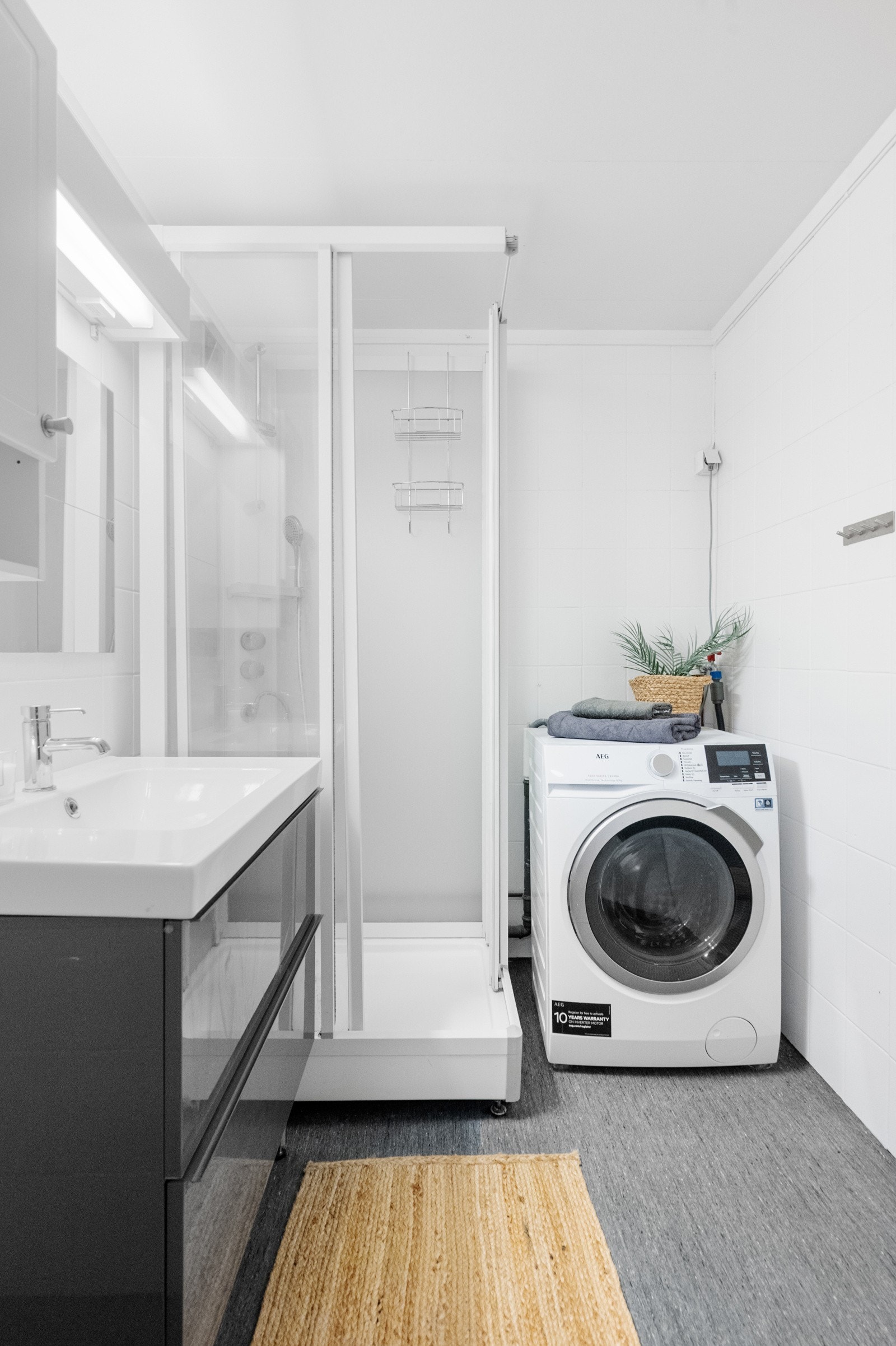 Badet er praktisk utformet med dusjkabinett og opplegg for vaskemaskin. Galleribilde