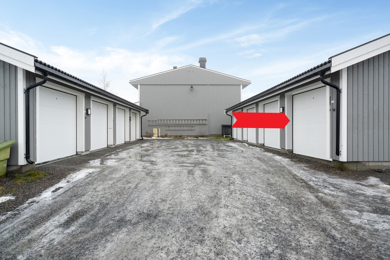 Med leiligheten følger 1 p-plass i felles garasjeanlegg i rekke. Galleribilde