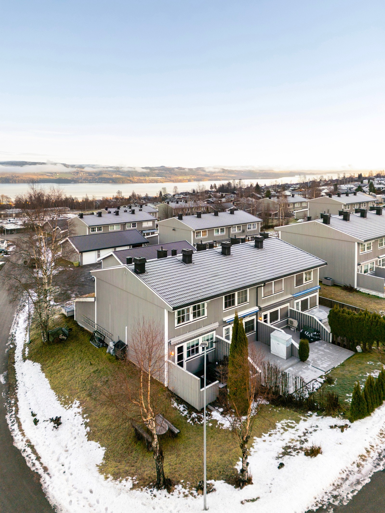 Turterreng og naturopplevelser venter rett utenfor døren. Vind skiarena ligger kun en kort kjøretur unna for deg som vil ha sporty helger og vinterglede. Galleribilde