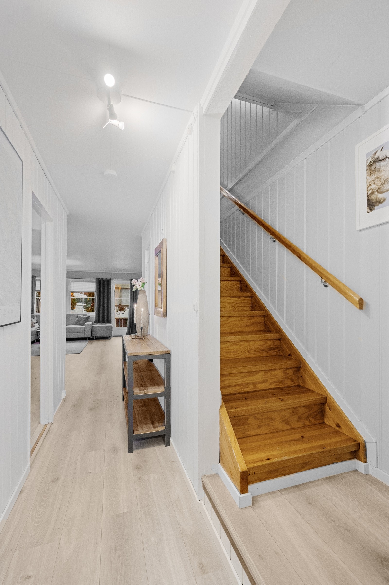 Trapp i treverk mellom etasjene. Galleribilde