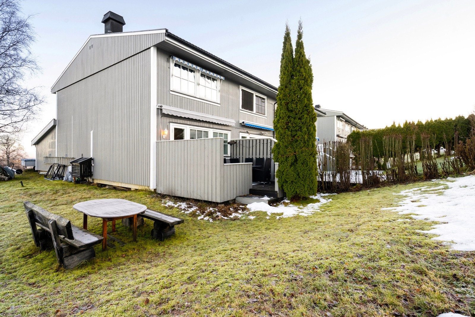 Her bor du i et stille og trygt nabolag, perfekt for både barnefamilier og deg som ønsker fredelig hverdagsliv i naturskjønne omgivelser. Galleribilde