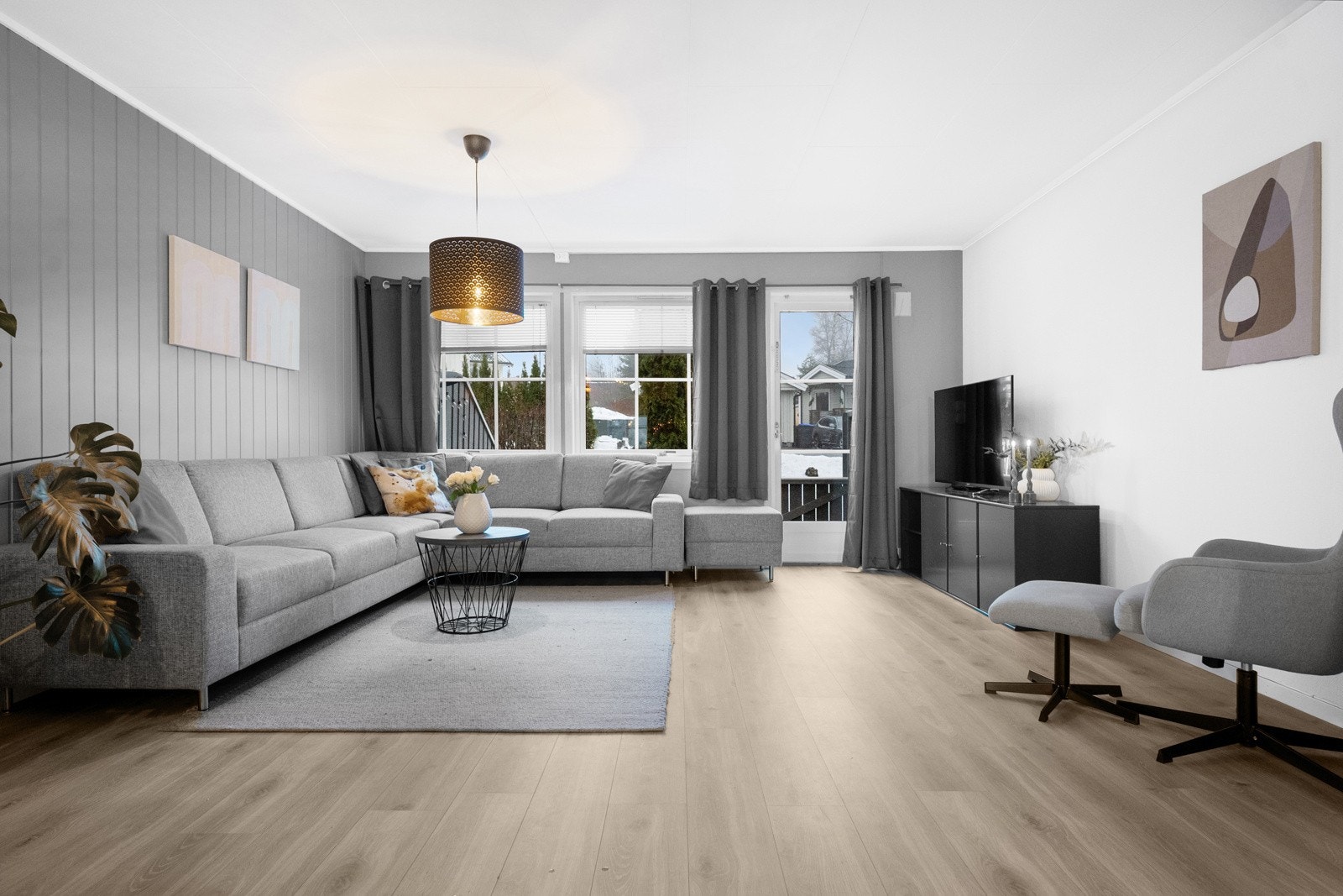 Her har du god plass til hele familien og gode muligheter for hyggelige kvelder ved peisen. Galleribilde