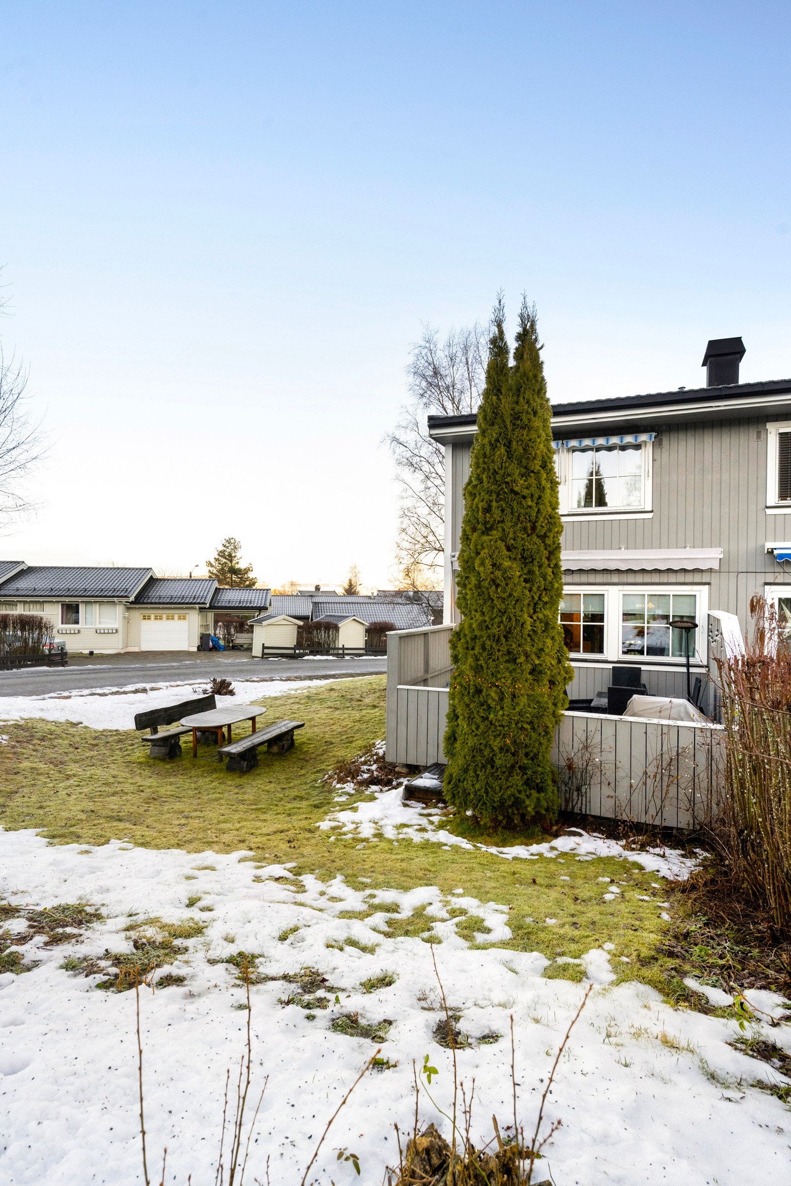 Enten du verdsetter natur, trygghet for barna eller nærheten til bylivet, får du her en beliggenhet som kombinerer det beste fra to verdener. Galleribilde