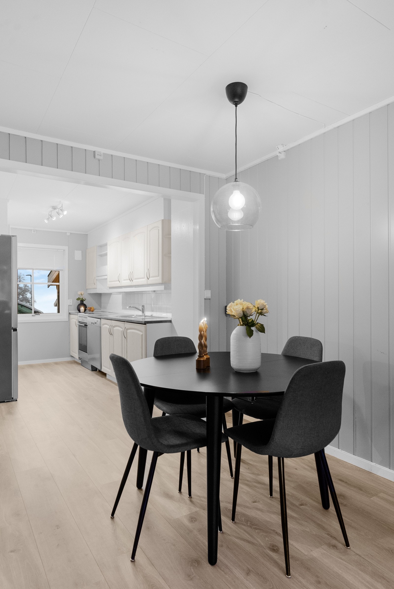 Her får du et enderekkehus over to etasjer i et etablert og rolig boligområde, med nærhet til skole, barnehage, turområder og daglige fasiliteter. Galleribilde