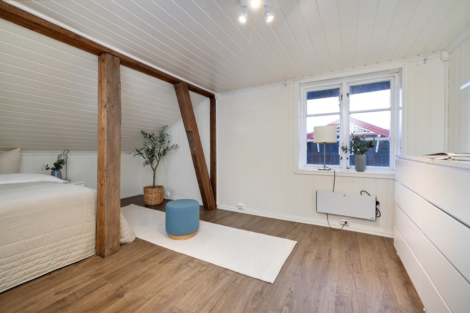 Rommet har stort vindu og godt med lys, samt rømningsvei men er ikke søkt bruksendret fra bod til varig opphold. Galleribilde