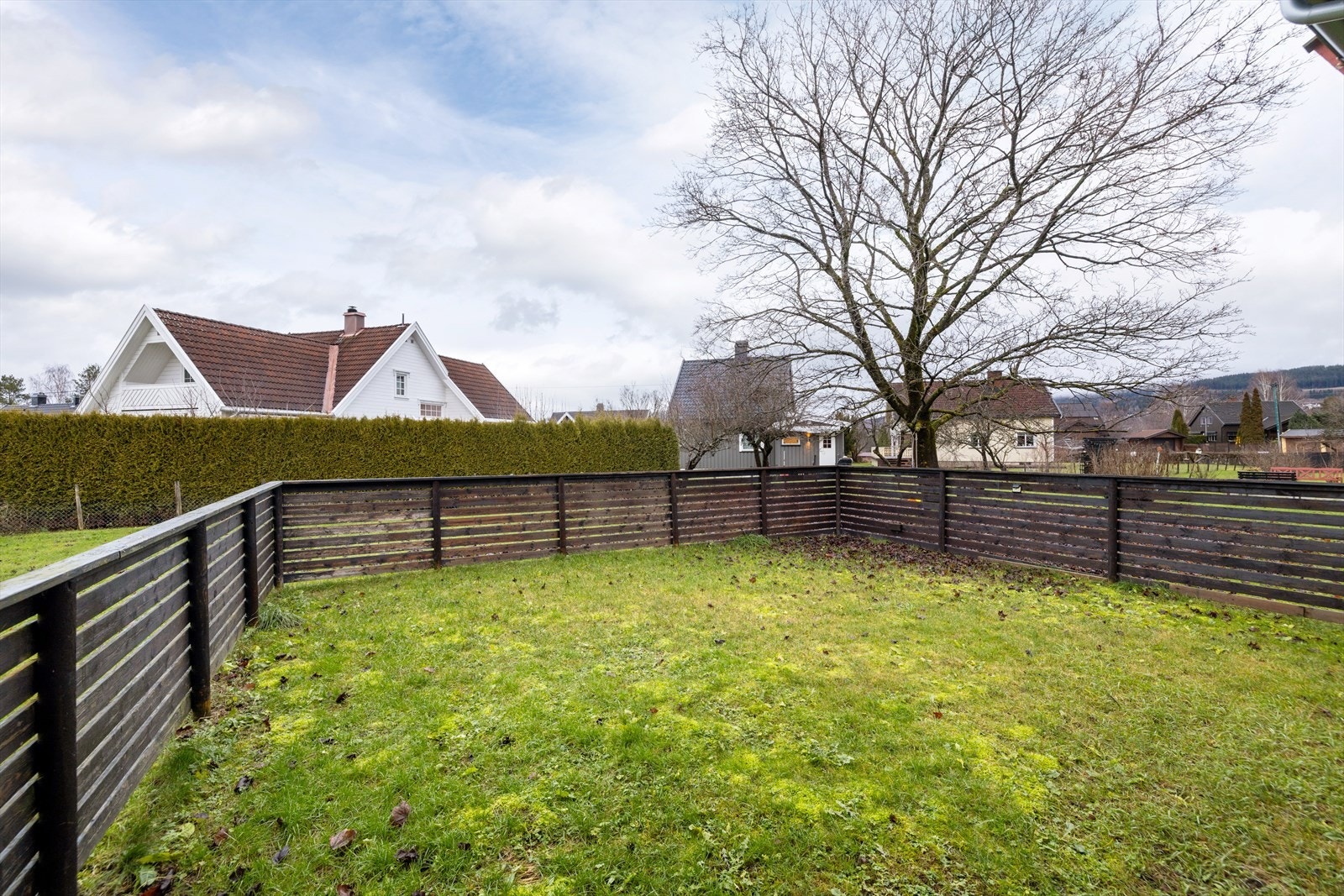 Inngjerdet hage som gir muligheter for lek og moro. Galleribilde