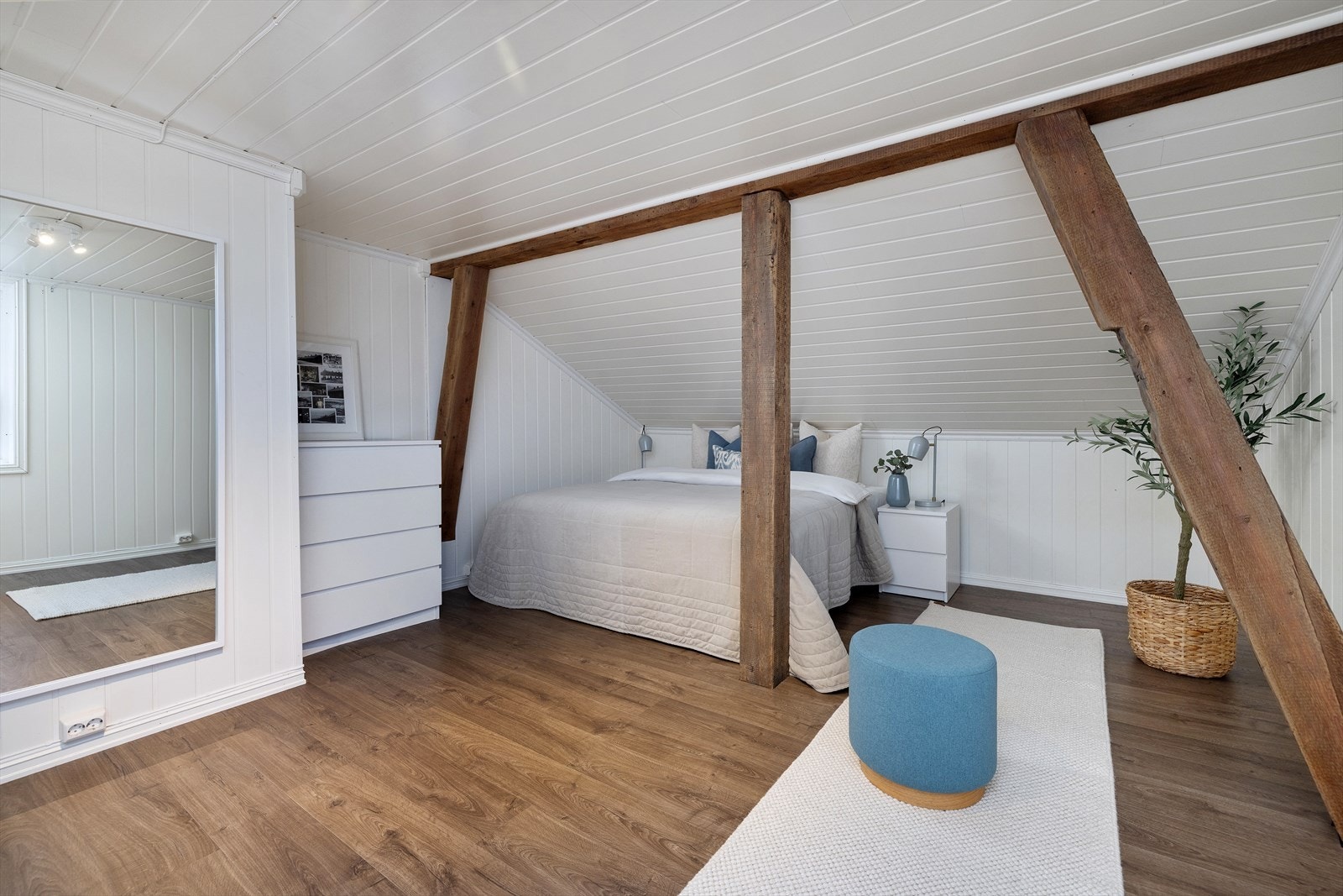 Flott innredet rom med originale bjelker fra byggeår. Galleribilde