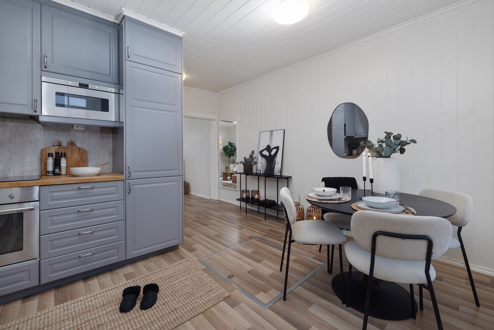 Kjøkkeninnredningen ble montert i 2014, samtidig ble det gjort en del andre oppgraderinger bl.a. nye vannrør og ny varmtvannsbereder i kjøkken. Galleribilde