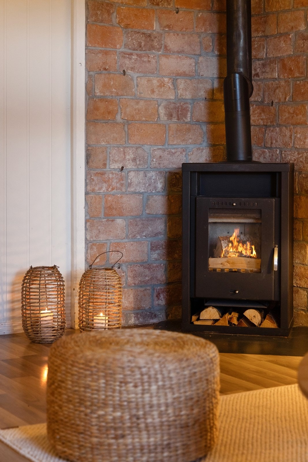 Ny peisovn i stue fra 2015 sørger for god varme. Legg merke til den originale teglsteinsmuren fra ca.1870 Galleribilde