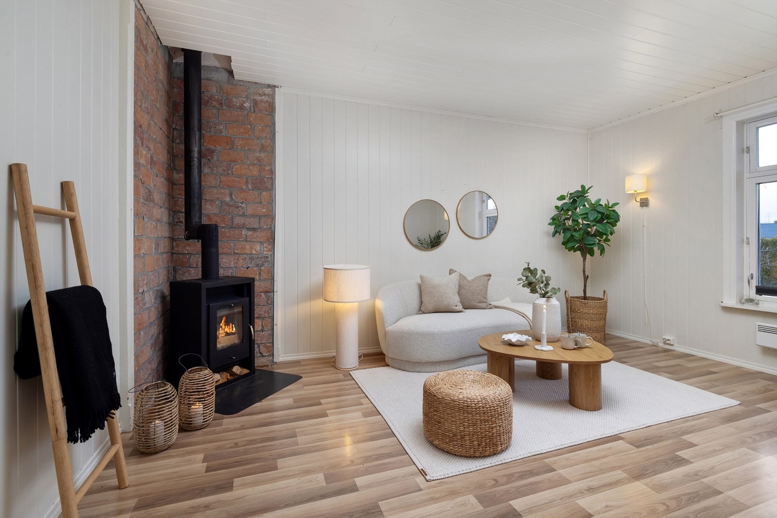 Rommet er i tillegg til peisovnen utstyrt med panelovn under vindu. Galleribilde