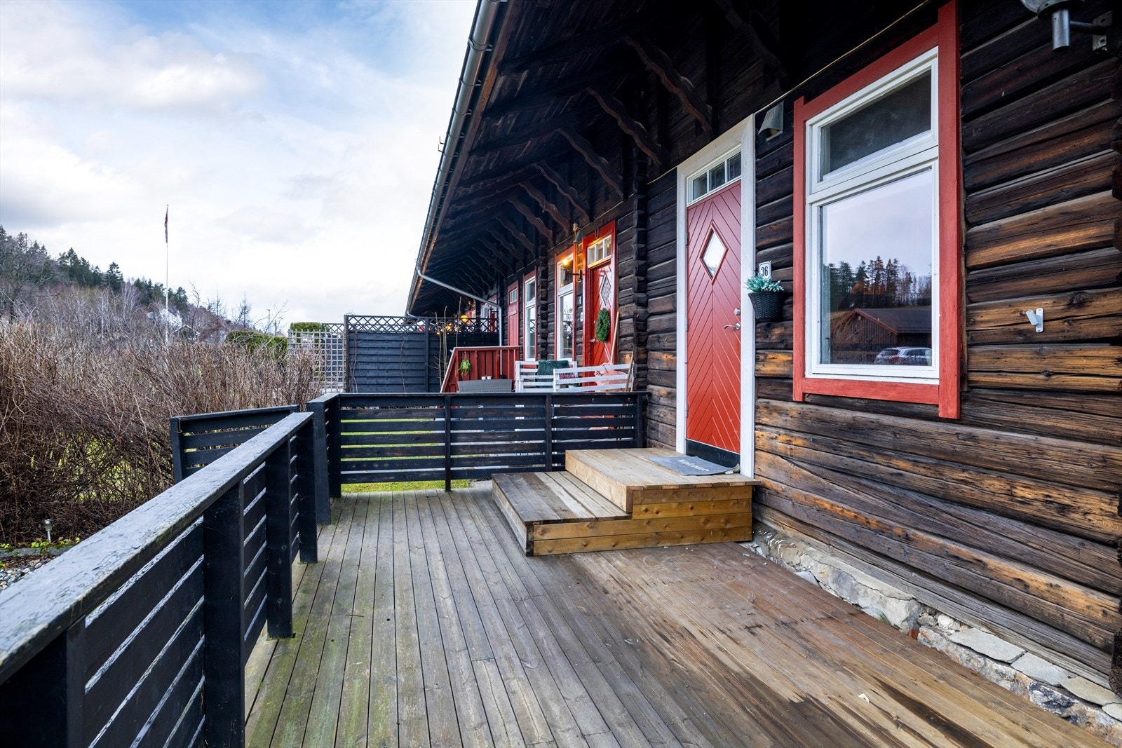 Inngangspartiet har et overbygg over ny inngangsdør fra 2019. Galleribilde