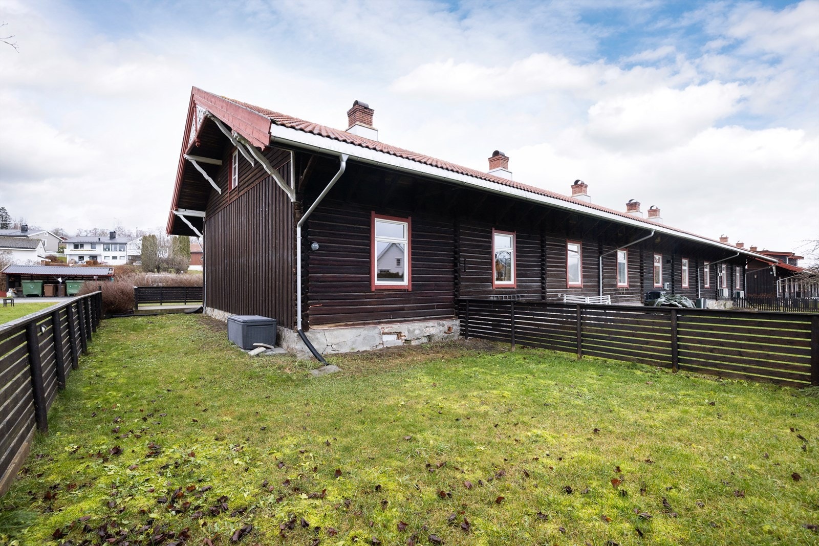 Denne leiligheten har inngjerdet uteområdet, fint for familiens minste og firbente. Galleribilde