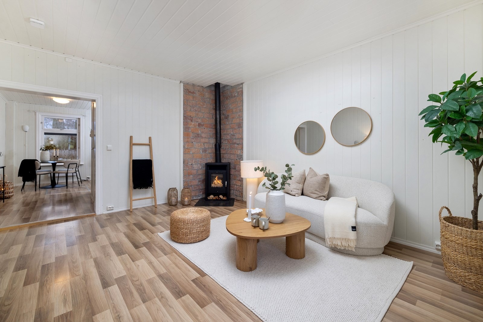 Lys og delikat stue. Boligen har seriekoblet brannvarslingsanlegg, nytt i 2020. Galleribilde