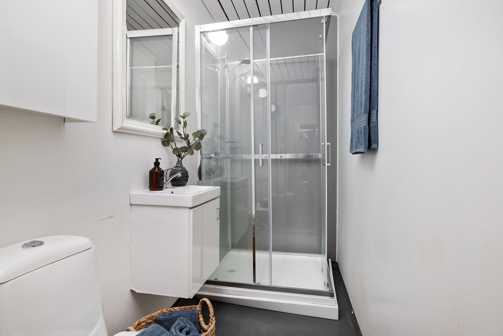 Badet er utstyrt med dusjkabinett. Galleribilde