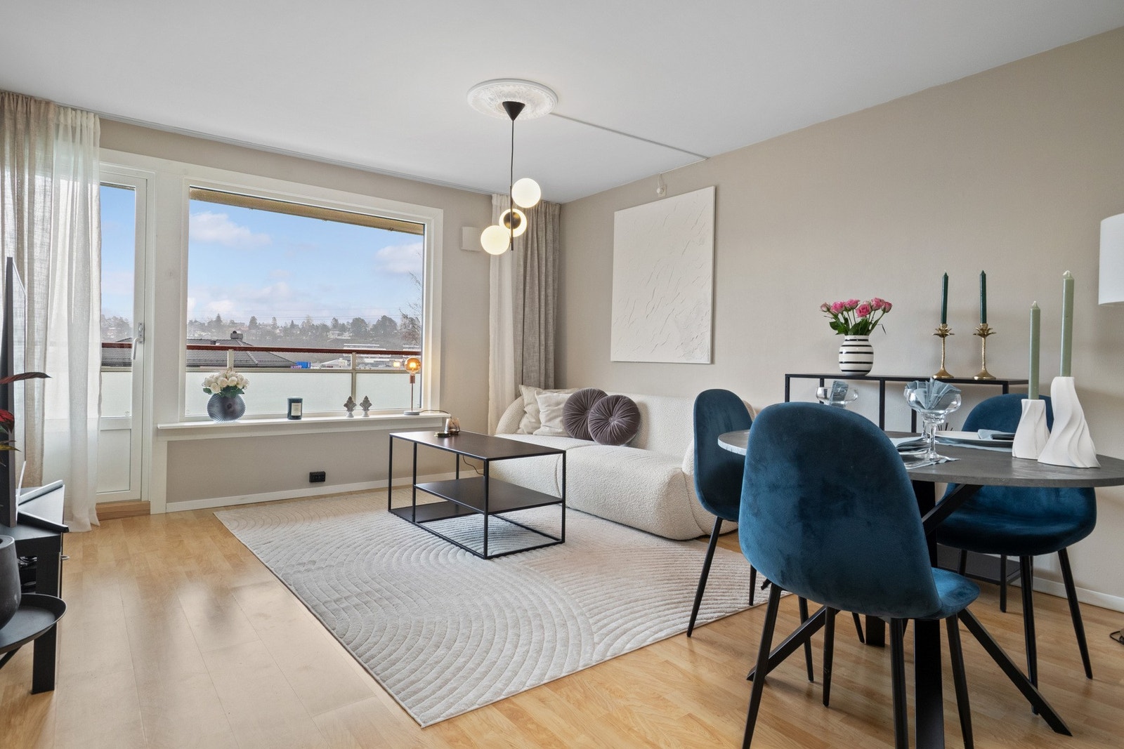 Lys og innbydende stue/spisestue med utgang til balkong Galleribilde