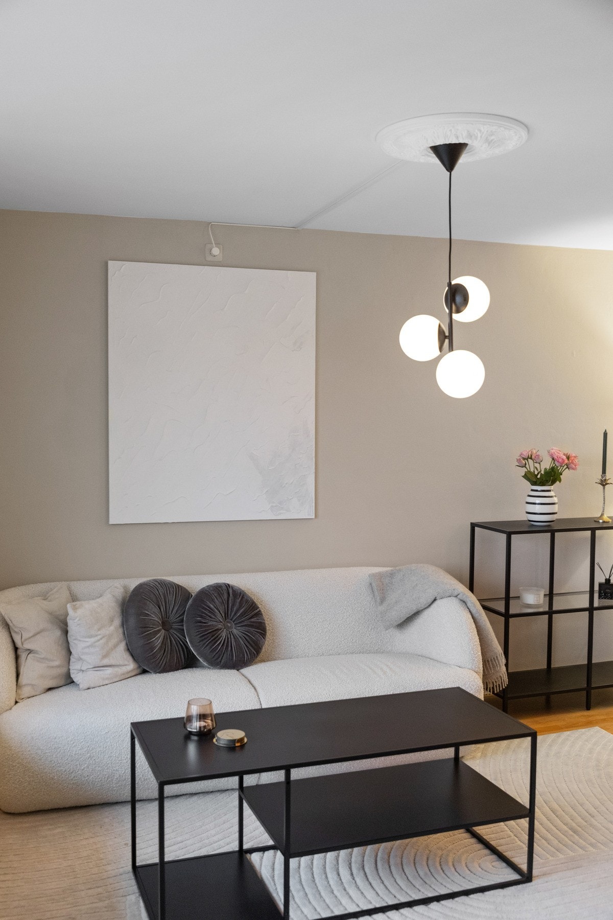 Stilren stue i behagelige farger, med godt naturlig lys Galleribilde