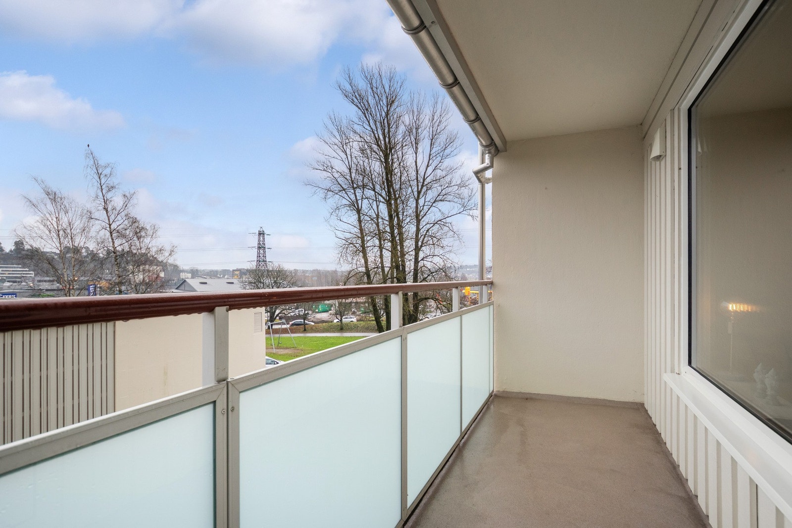 Balkongen har plass til et lite bord og et par stoler, dette er et perfekt sted å nyte morgenkaffen Galleribilde