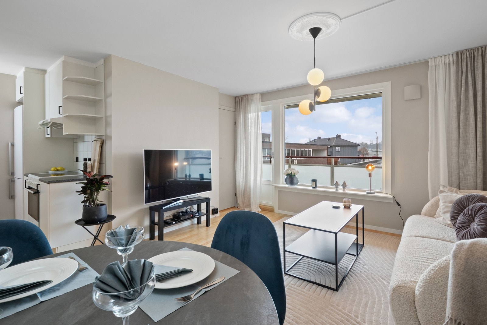 I stuerommet får du rikelig med naturlig lys Galleribilde