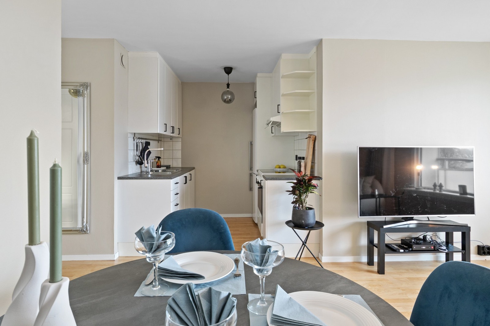 Kjøkken har åpen løsning ut til spisestue/stuerom Galleribilde