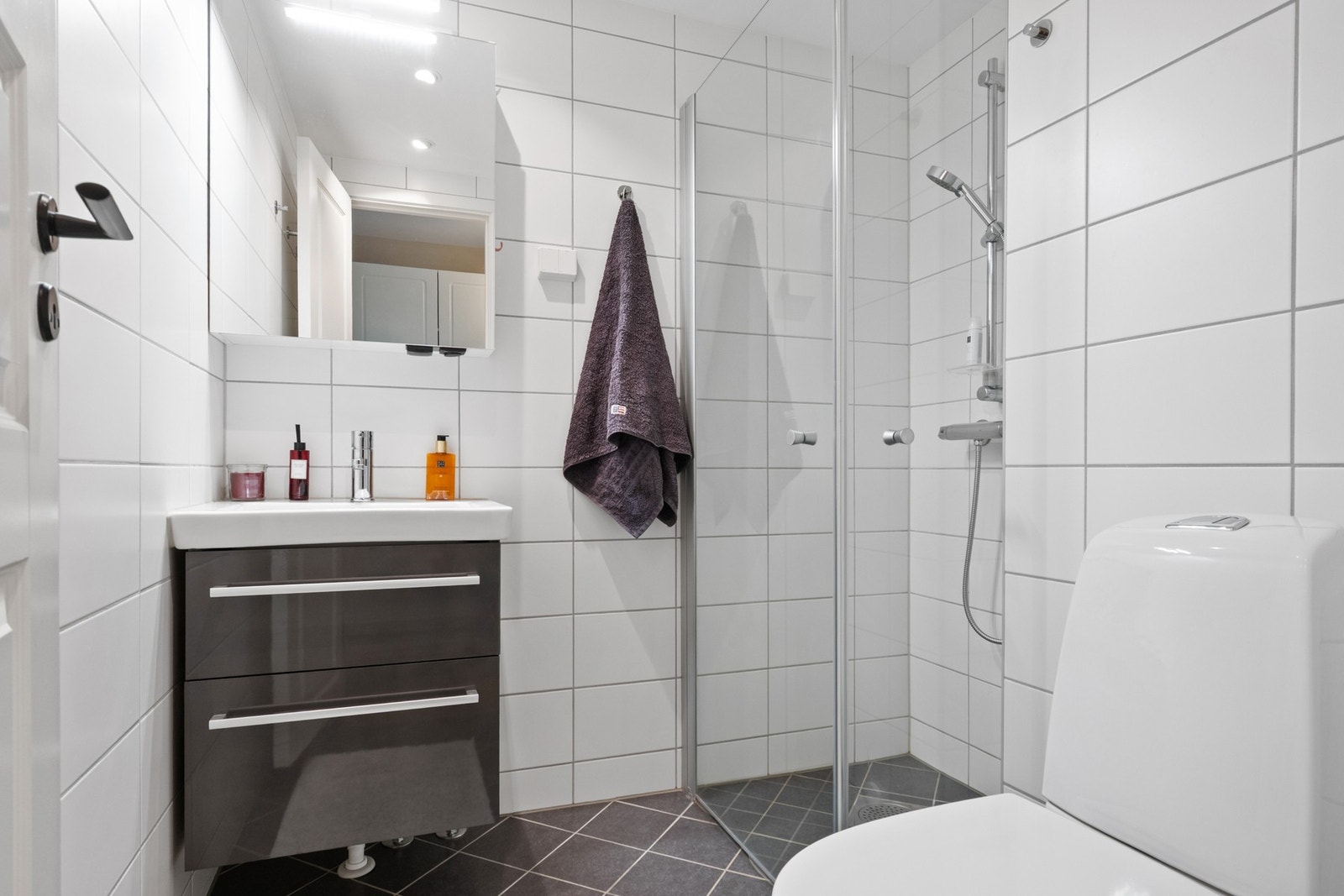 Baderom innredet med toalett, servant og dusj Galleribilde