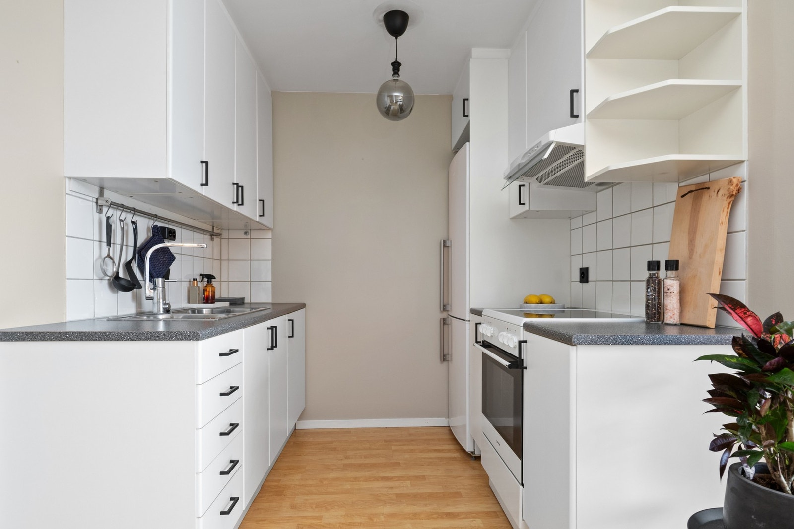 Lyst og klassisk kjøkken med god oppbevaringsplass Galleribilde