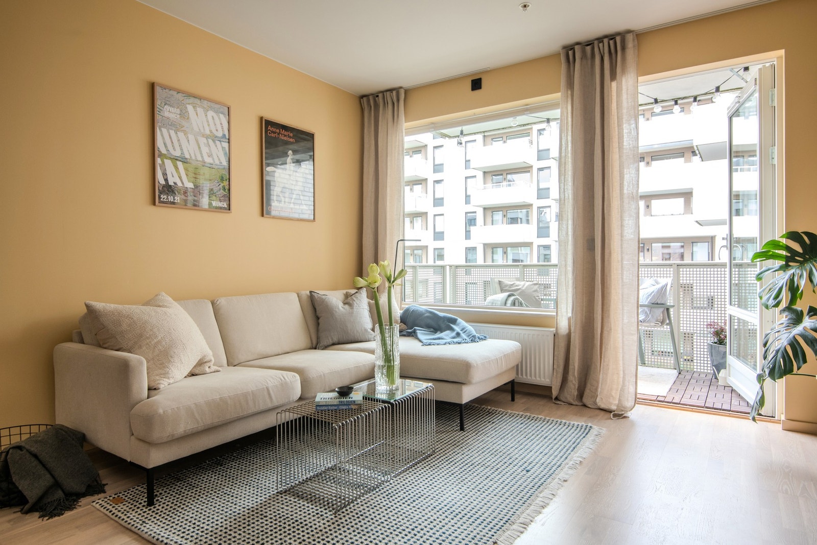 Herfra er det direkte adkomst til boligens balkong, noe som ytterligere utvider oppholdsarealet og gir en fin overgang mellom ute og inne. Galleribilde