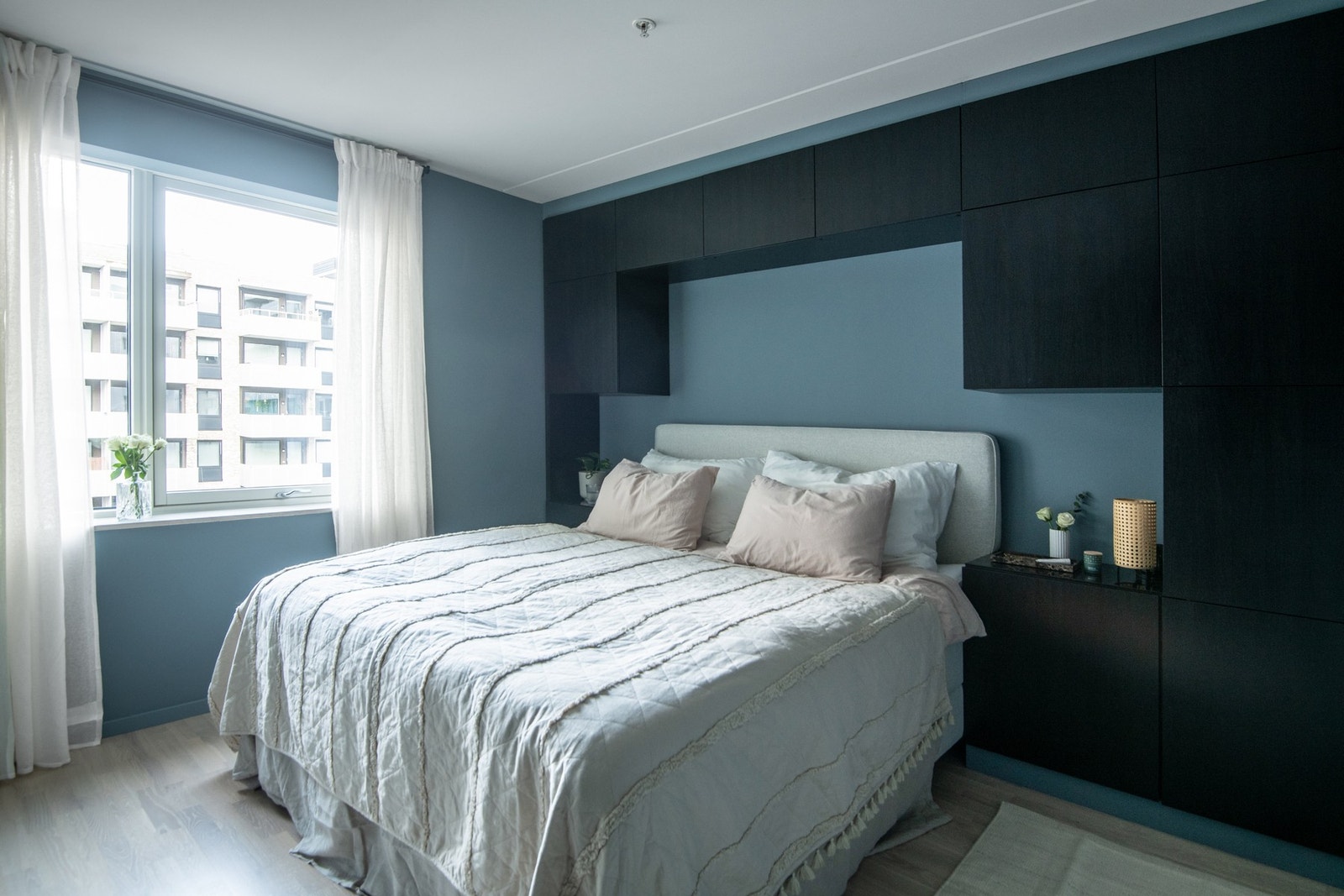 Hovedsoverommet er av god størrelse og innredet med en gjennomtenkt oppbevaringsløsning rundt sengeplassen, noe som gir effektiv arealutnyttelse. Galleribilde