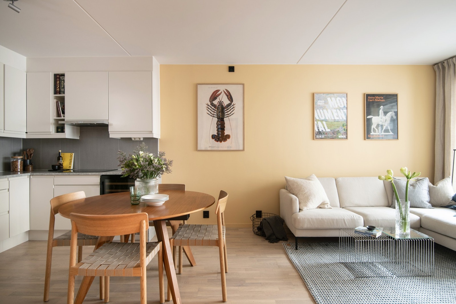 Planløsningen er åpen og sosial med en naturlig flyt mellom stue og kjøkken, og rommet byr på svært gode innredningsmuligheter. Galleribilde