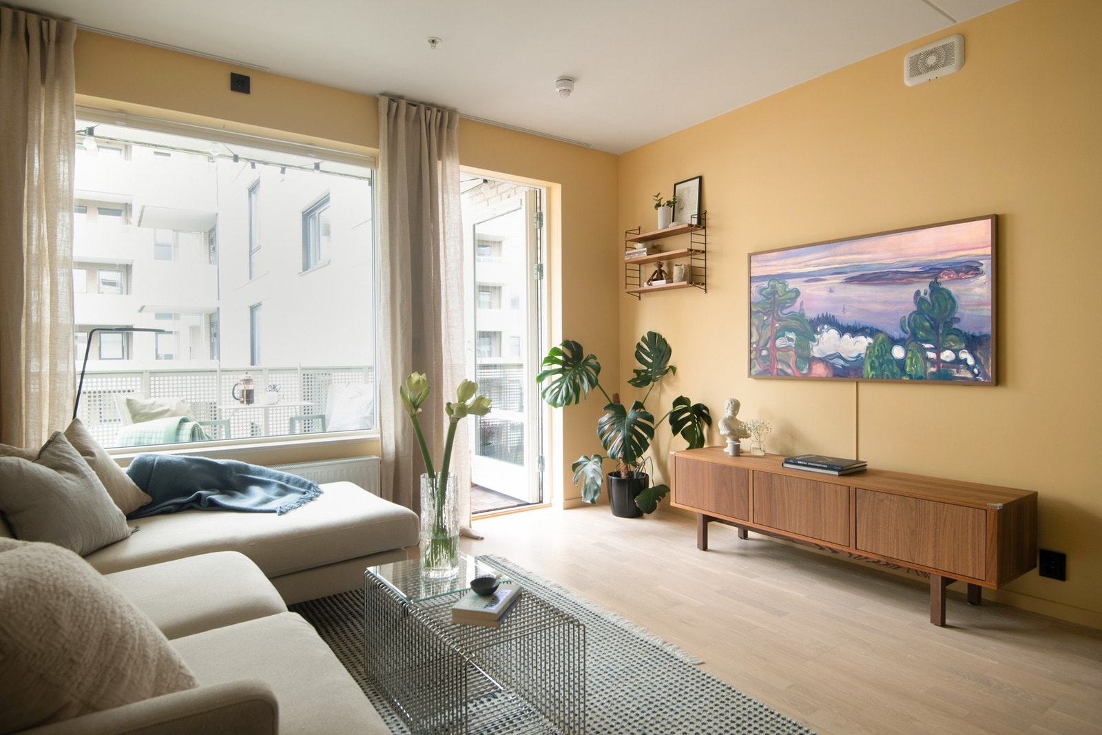 Stuen er et lyst oppholdsrom med en behagelig atmosfære, med store vindusflater som slipper inn godt med naturlig lys gjennom dagen. Galleribilde