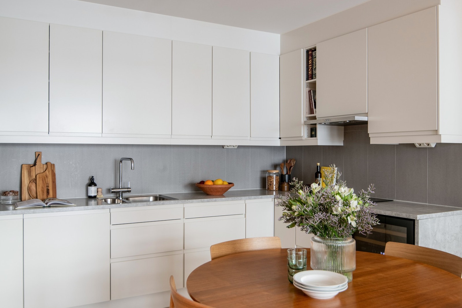 Innredningen inkluderer integrerte hvitevarer fra Miele og Siemens, samt et vinskap fra Temptech. Galleribilde