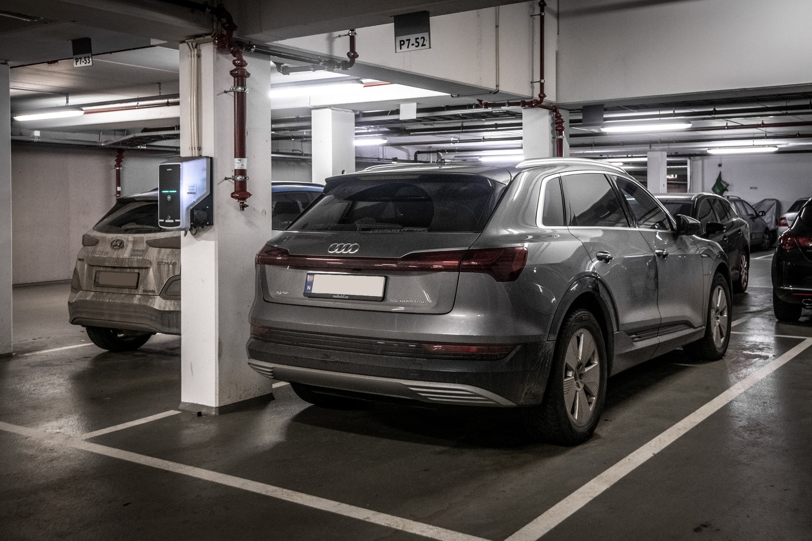 Leiligheten disponerer en garasjeplass med elbil-lader. Galleribilde