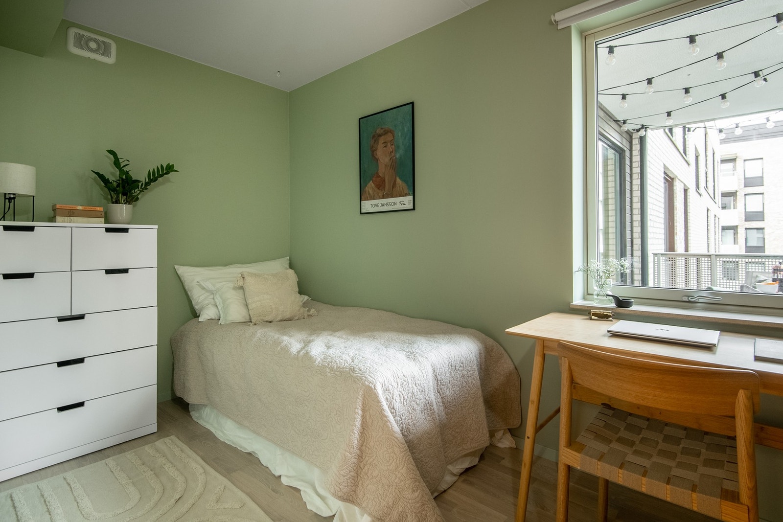 Soverom to er et fleksibelt rom som egner seg ypperlig som barnerom, gjesterom eller en kombinasjon av gjesterom og kontor. Galleribilde