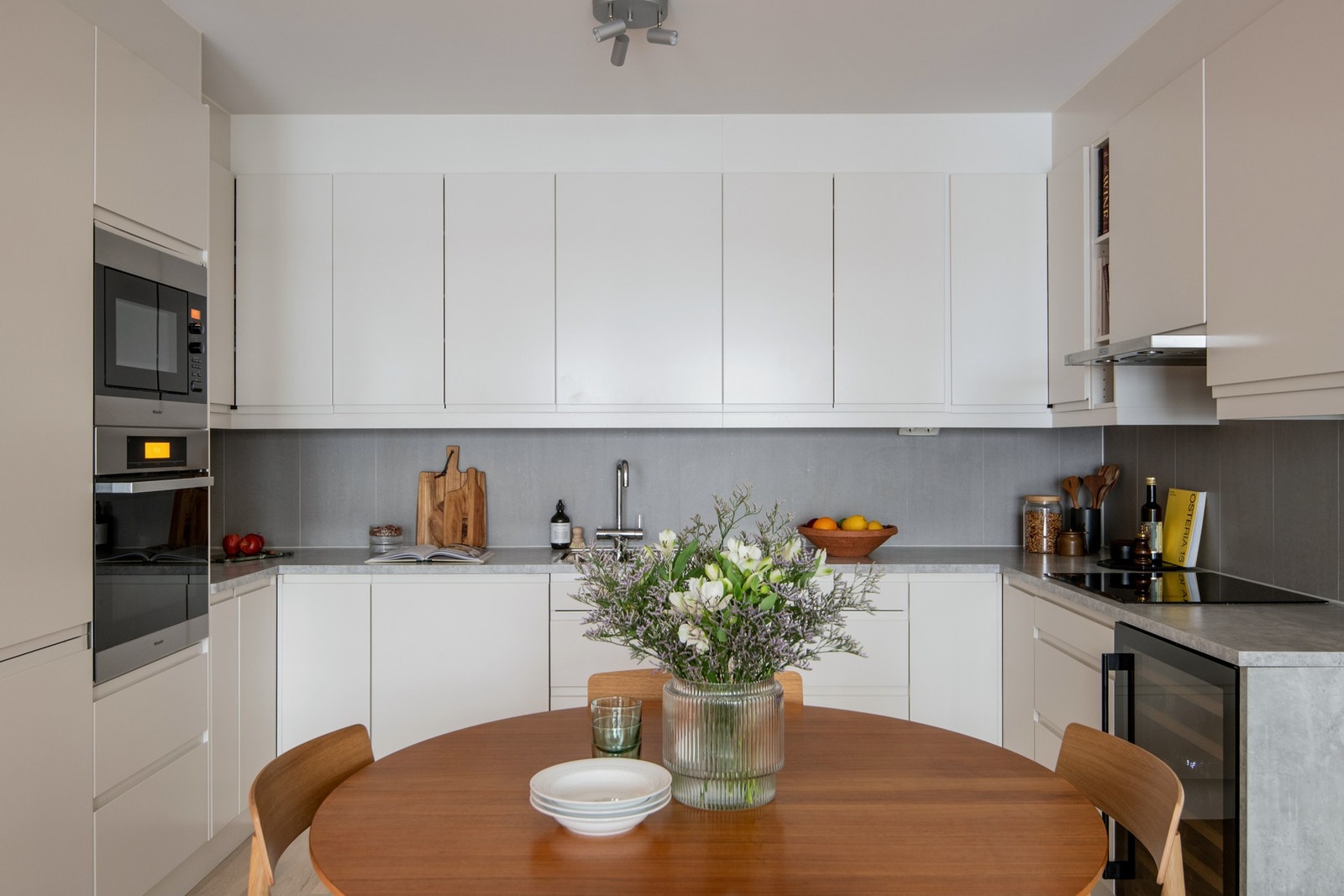 Innredningen er fra byggeåret og levert av Marbodal, med slette fronter og benkeplate i laminat. Galleribilde