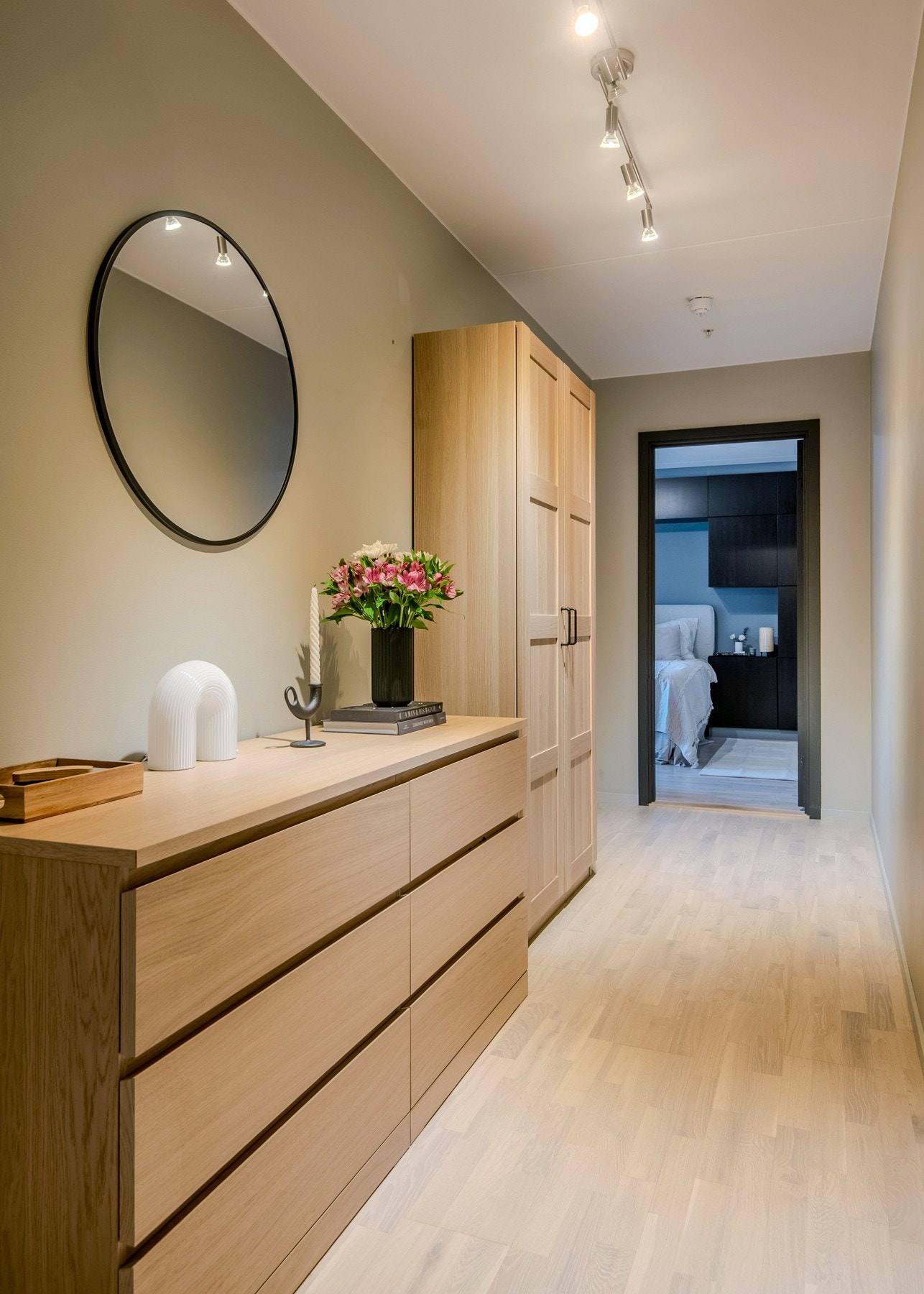 Parkettgulvet og de lyse, flatene skaper en helhetlig og moderne atmosfære som videreføres i resten av boligen. Galleribilde