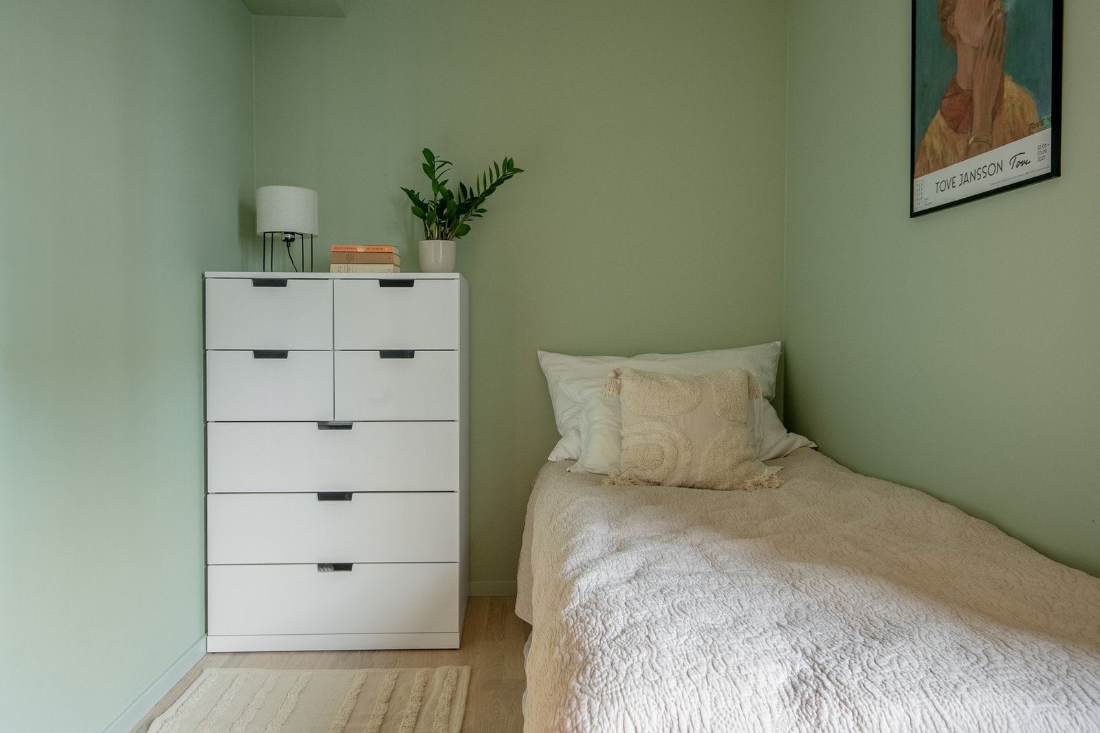 Her er det gode muligheter for å innrede med seng og garderobeløsning, og en kontorpult ved vinduet vil være en naturlig og funksjonell plassering. Galleribilde