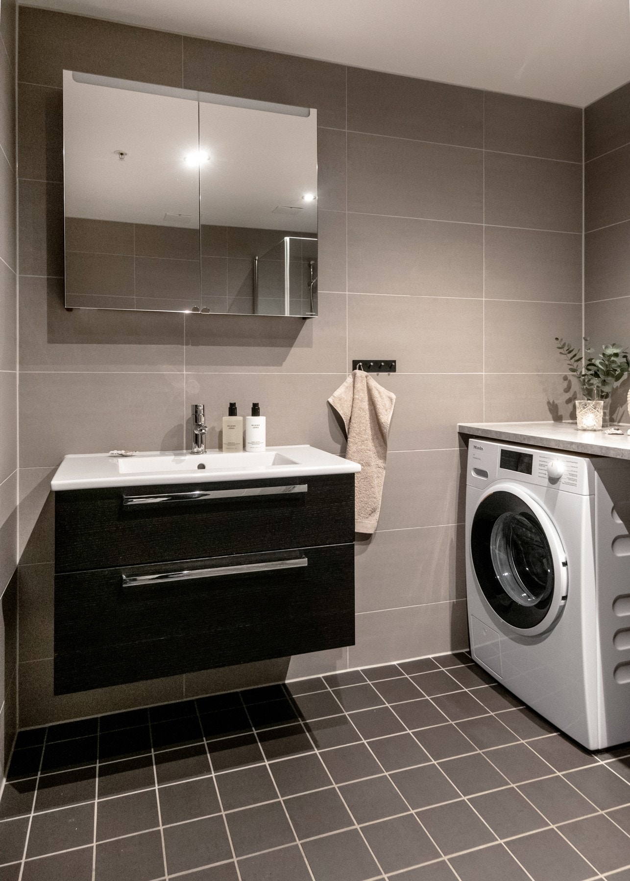 Badet er utstyrt med opplegg for vaskemaskinen, samt plass til en tørketrommel. Galleribilde