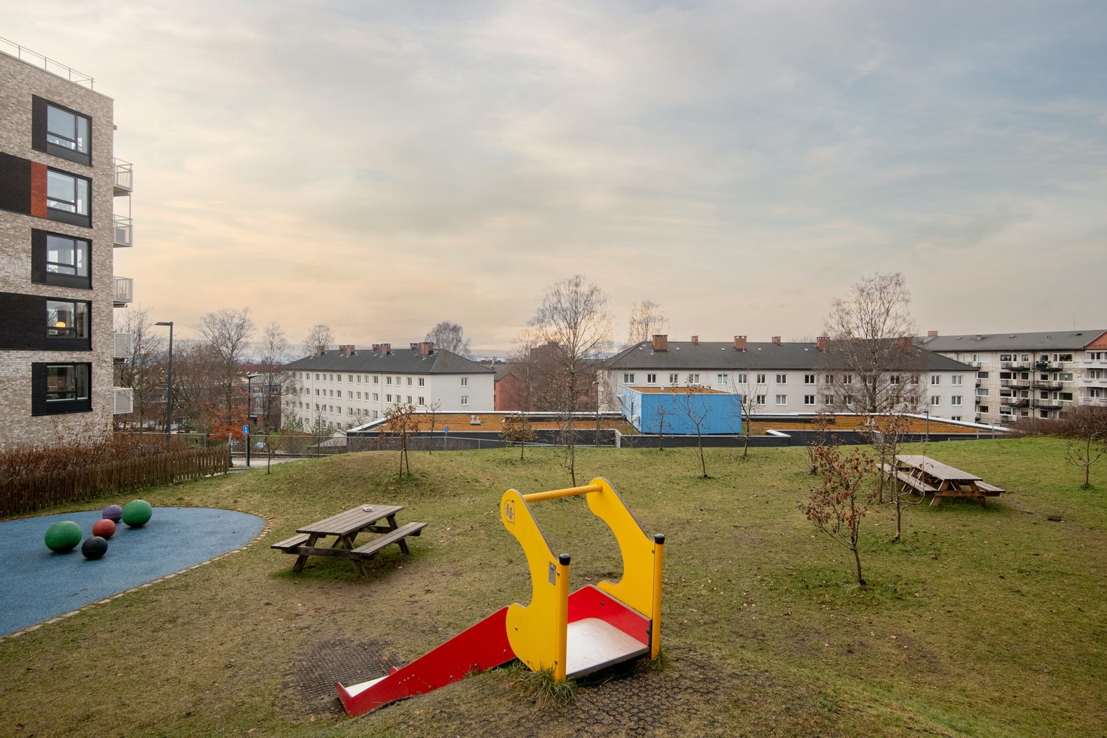 På fellesområdene er det etablert lekeplass, grøntareal og flere sittebenker. Galleribilde