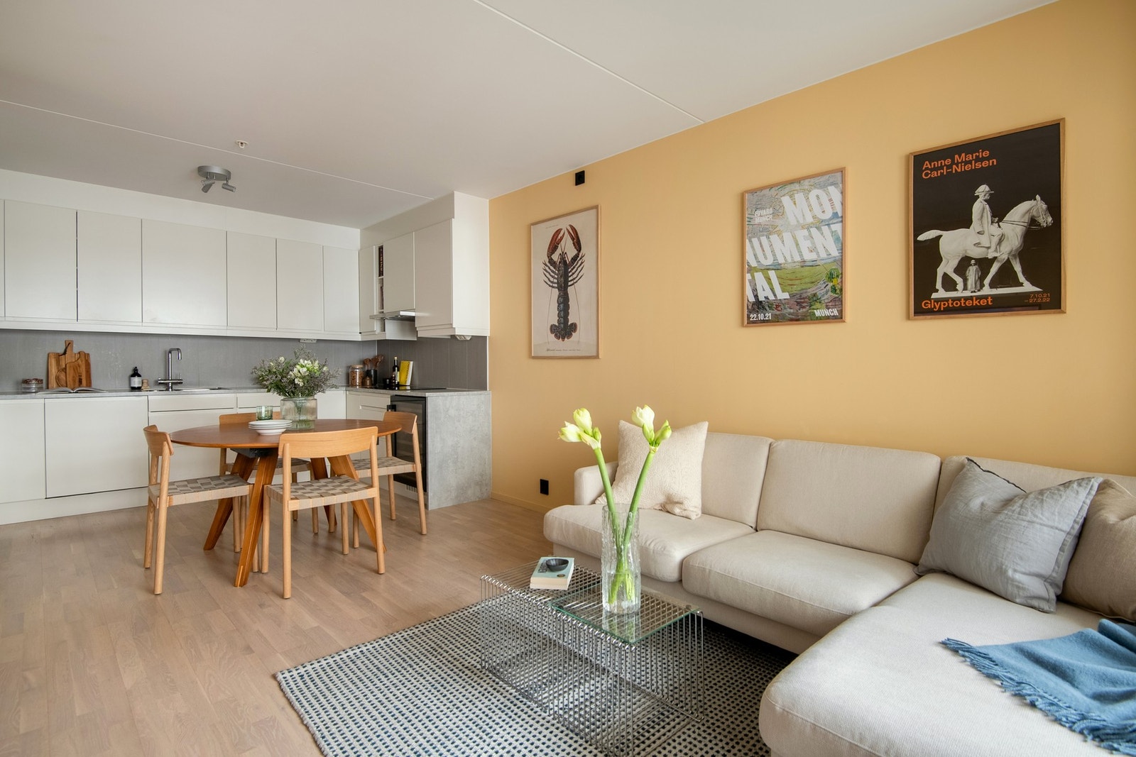 Kjøkkenet er en del av en åpen og funksjonell planløsning, og fremstår moderne med rene linjer og tidløse materialvalg. Galleribilde