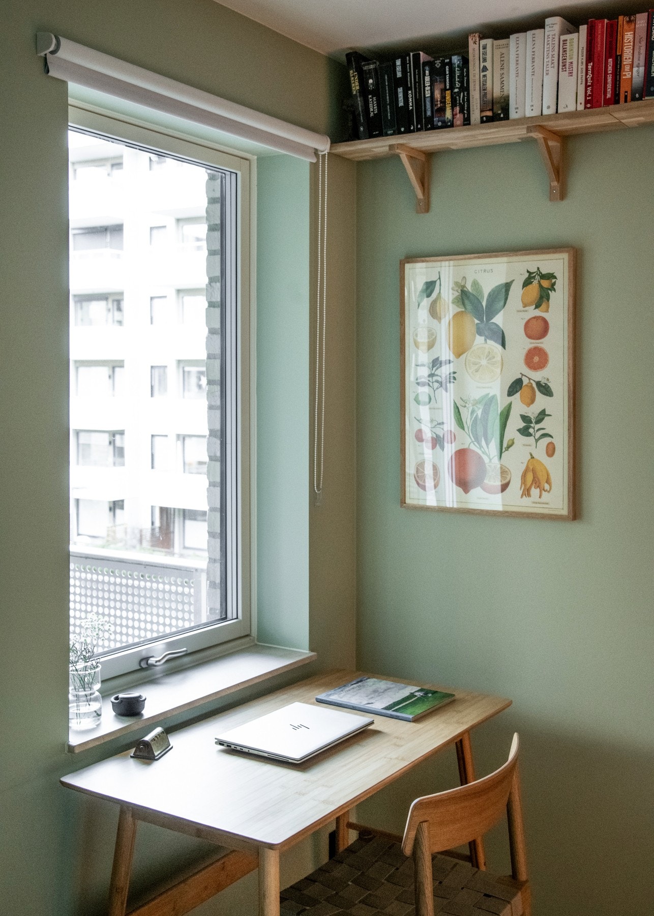 Veggene er malt i en mild grønnfarge som gir rommet et friskt og behagelig preg, og gulvet har en pen parkett. Galleribilde