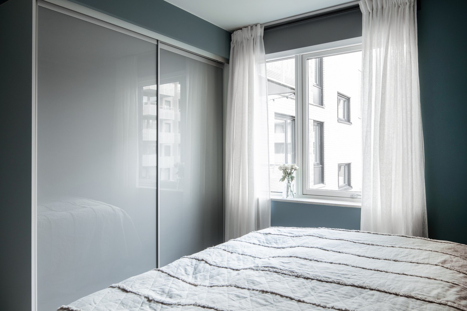 Det er i tillegg etablert en skyvedørsgarderobe på soverommet. Galleribilde