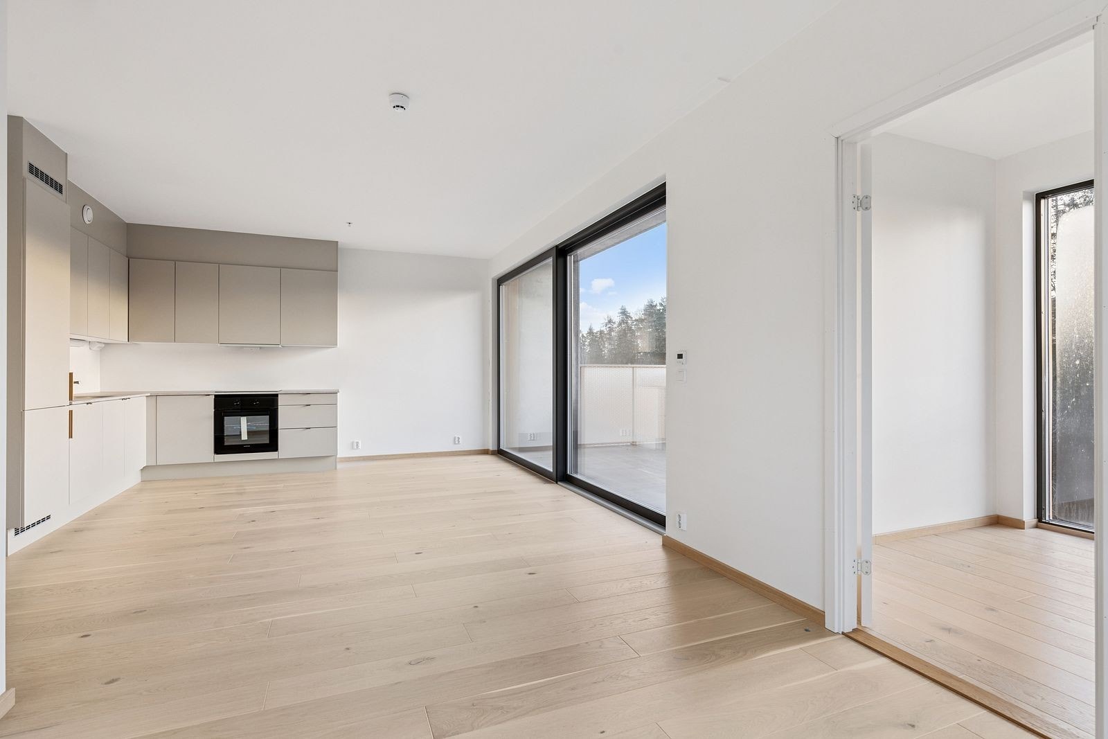 Stue og kjøkken i åpen løsning. Galleribilde