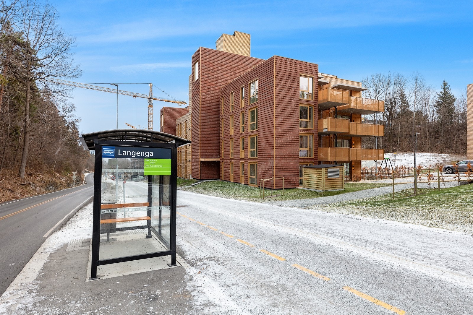 Busstoppet er rett utenfor boligfeltet og tar deg til Asker stasjon på 10 minutter. Galleribilde