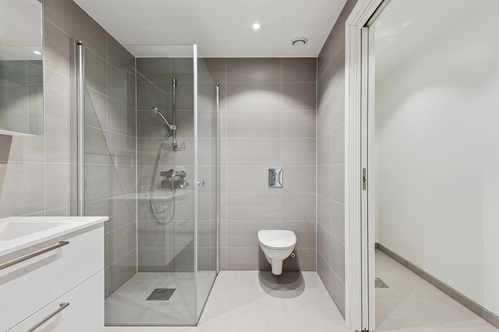 Bad med egen sone for vaskemaskin. Galleribilde