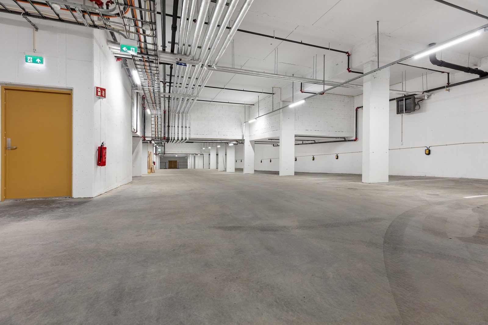 Parkering i garasje med El-lader. Galleribilde