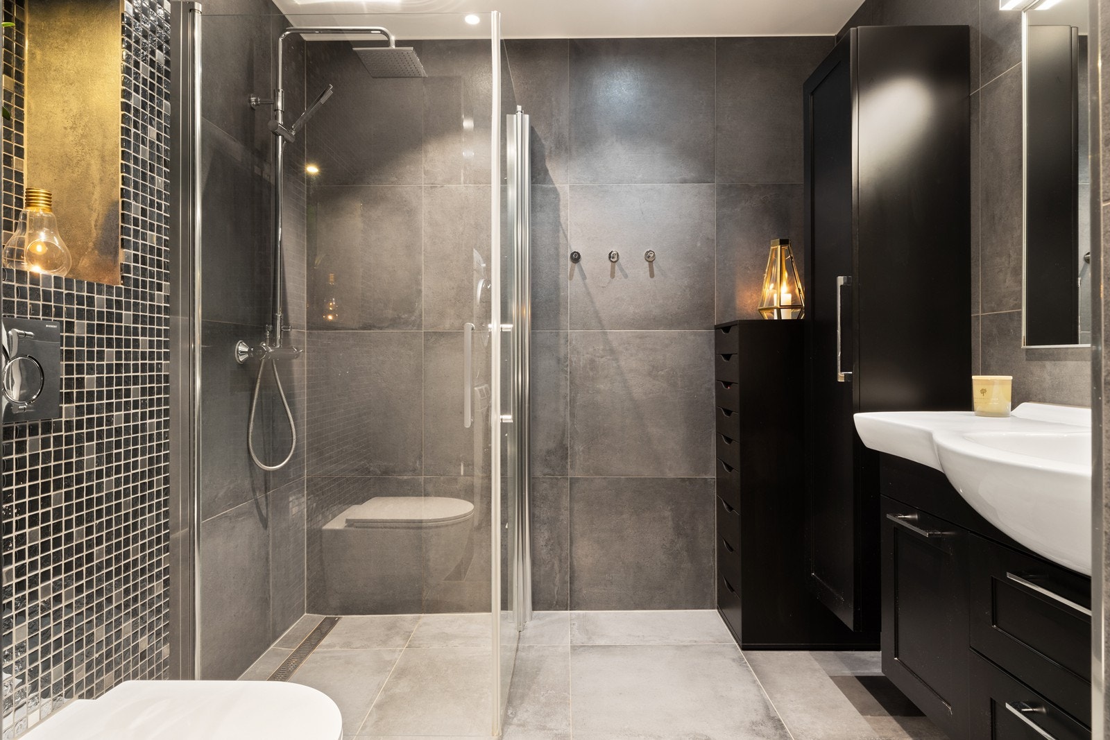 Det flislagte badet i kjelleretasjen ble oppusset i 2018 og er både lekkert og romslig Galleribilde