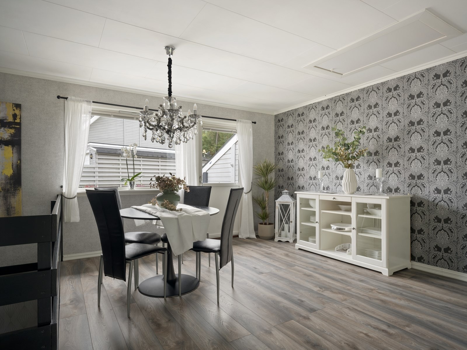 God plass i stuen til spisestue med utgang ut til terrassen Galleribilde