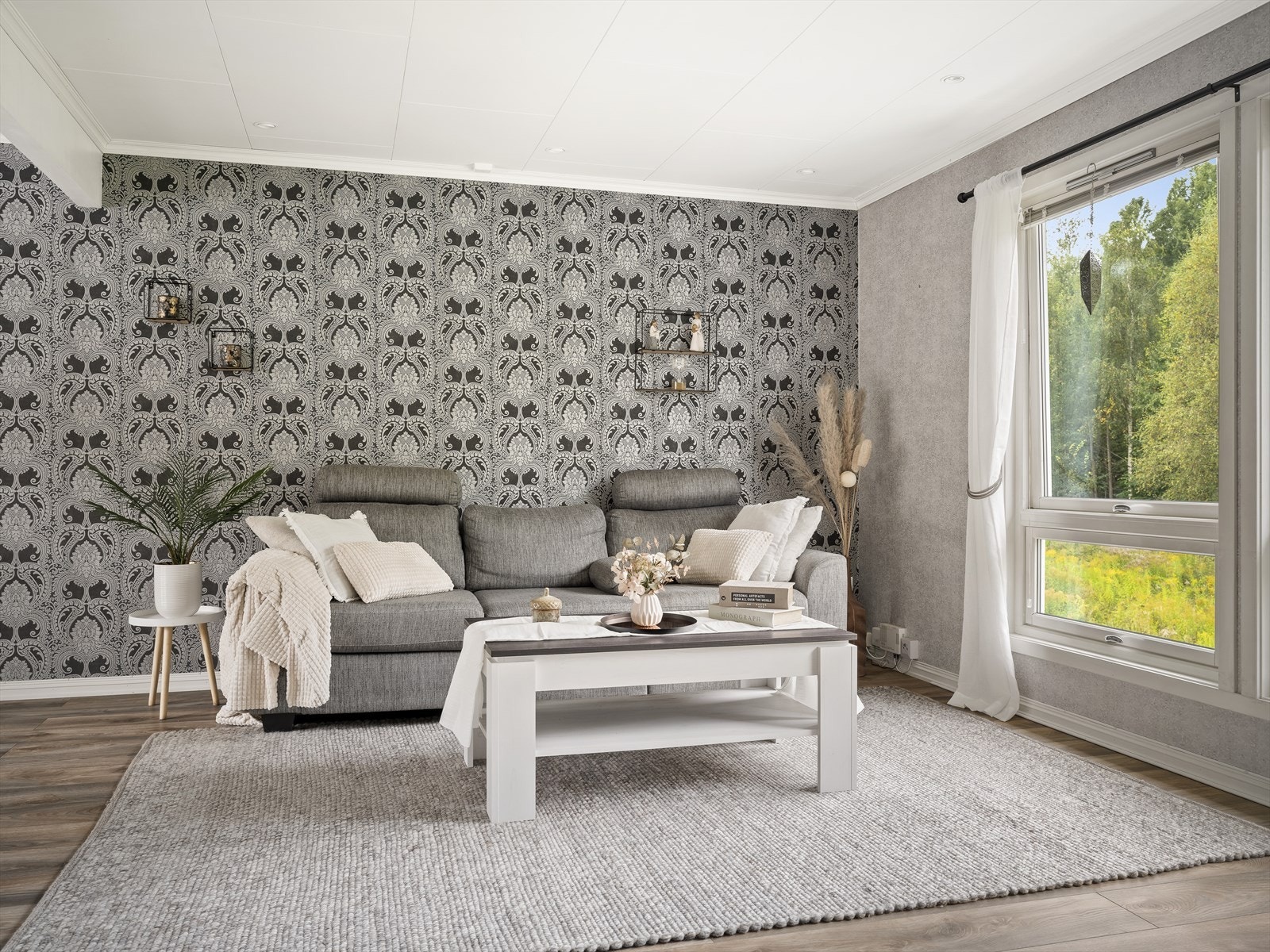 I deler av stuen er det montert downlights i himlingen Galleribilde