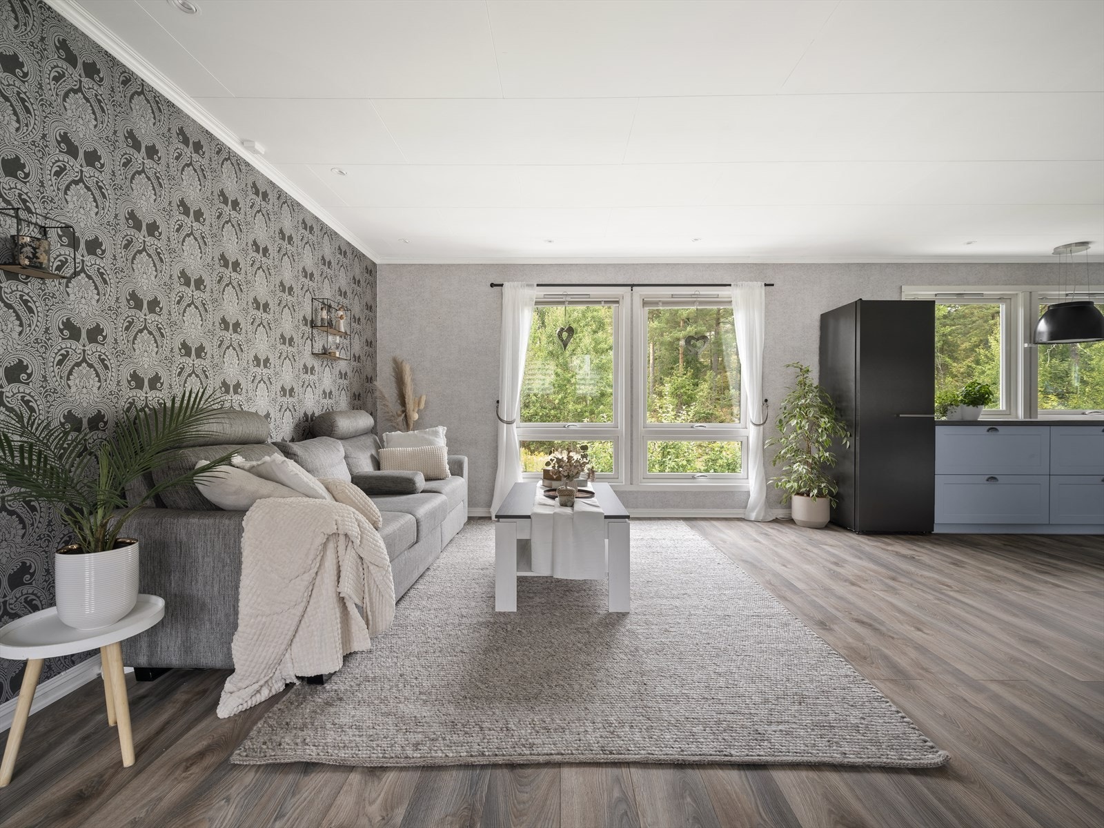 Den åpne stue-/kjøkkenløsningen skaper et sosialt og innbydende miljø, ideelt for både hverdagsliv og underholdning. Galleribilde