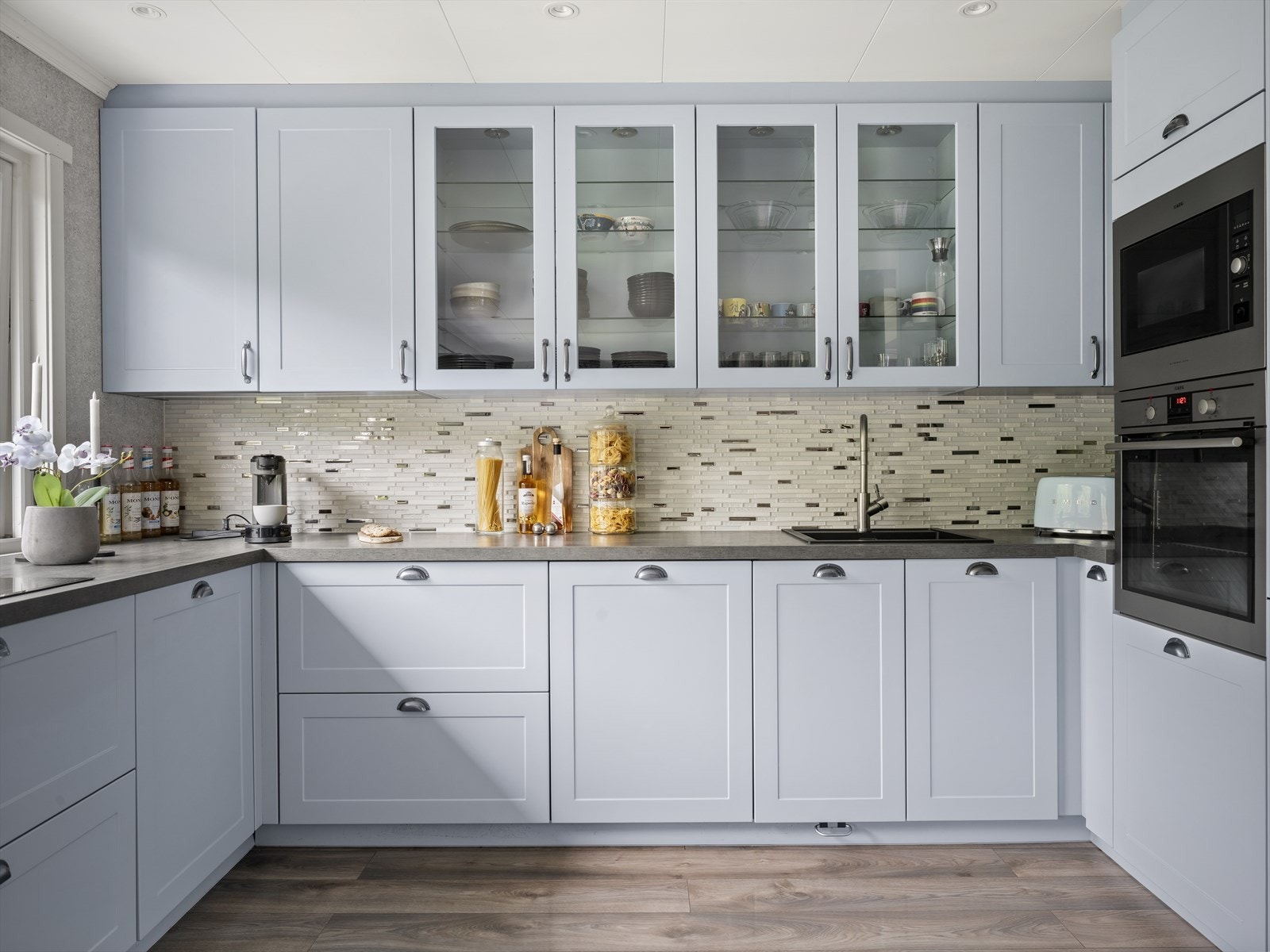 Kjøkkenet har rikelig med skapplass og en praktisk utforming som gjør matlaging til en glede Galleribilde