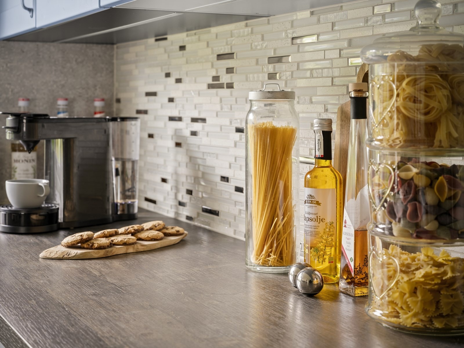 Lekkert kjøkken område med god arbeidsplass Galleribilde